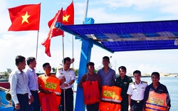 Bộ Tư lệnh Vùng 4 Hải quân trao tặng 100 phần quà cho các ngư dân khó khăn tỉnh Bình Thuận