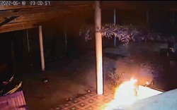 Clip: Kinh hoàng "bom xăng" ném vào nhà dân, tiếng nổ "đùng" kèm lửa bốc cháy dữ dội