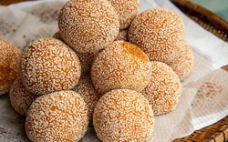Loại bánh bán lề đường ở Việt Nam lọt top 30 món chiên rán ngon nhất thế giới