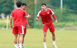 Thanh Bình "thua kèo" Danh Trung trong buổi tập đầu tiên tại TP.HCM chuẩn bị AFC Cup 2022 
