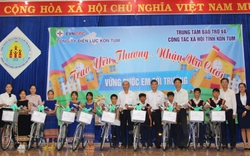 PC Kon Tum thăm hỏi, tặng quà cho trẻ em mồi côi và khuyết tật
