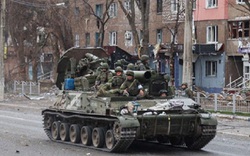 Bất ngờ các đoàn xe khổng lồ chở đầy thiết bị quân sự của Nga ùn ùn rời Mariupol