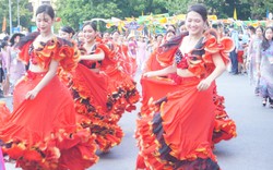 Hàng nghìn du khách mê đắm vũ điệu đặc sắc trên đường phố Huế 