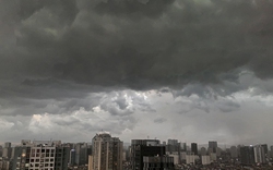 Lại xuất hiện đám mây đối lưu khổng lồ ở ngoại thành Hà Nội, Hà Nội mưa dông?