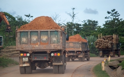 Quảng Trị: Xe chở đất có “ngọn”, không phủ bạt khiến người dân bức xúc