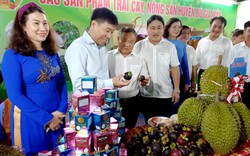 Phó Chủ tịch BCH Trung ương Hội Nông dân Việt Nam Đinh Khắc Đính dự Hội chợ trái cây Bình Phước