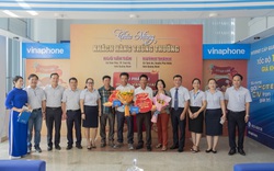 Khách hàng ở Quảng Nam trúng 2 cây vàng SJC 9999 của VinaPhone, trị giá gần 140 triệu đồng
