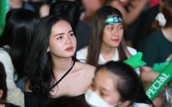 Hotgirl Sài thành cổ vũ U23 Việt Nam thắng đậm U23 Malaysia để đi bão