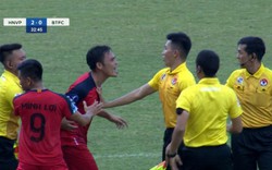 BIẾN CĂNG: Nhận thẻ đỏ, cầu thủ Bình Thuận đấm vào mặt trọng tài chính
