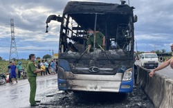 Bình Thuận: Xe chở hơn 40 người bị cháy trên Quốc lộ 1A, hành khách hoảng loạn tìm cách thoát thân
