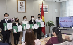 Hội người Việt Nam tại TP. Kitakyushu, Nhật Bản trao giải Quỹ khuyến học cho du học sinh xuất sắc