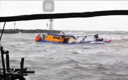 Kiên Giang: Một tàu cá bị lật khi đang vào bờ trú mưa bão, 2 cha con mất tích