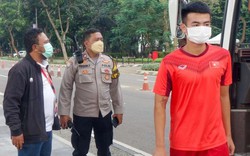 ẢNH: Sợ CĐV Indonesia làm loạn, cảnh sát phải hộ tống U19 Việt Nam
