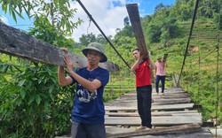 Video: Khởi công sửa chữa cây cầu gỗ mục tại Hà Giang