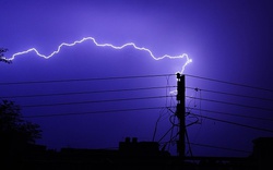 Bảo vệ thiết bị điện tử trong nhà mùa mưa bão thế nào cho hiệu quả?