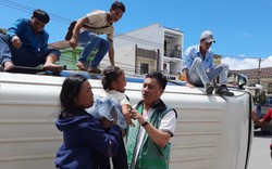 Người dân Quảng Trị ứng cứu 14 hành khách bị lật xe