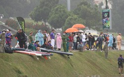 Hàng trăm người dân đội mưa xem đua ván chèo đứng trên hồ Xuân Hương