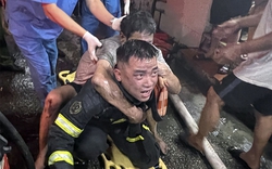 Clip NÓNG 24h: Nghẹt thở giây phút giải cứu 4 người trong căn nhà bốc cháy giữa đêm ở Hà Nội