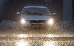 Kinh nghiệm lái xe an toàn trong mùa mưa bão, sấm chớp
