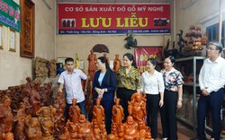 Vay vốn Quỹ Hỗ trợ nông dân, người làm mộc ở Vân Hà phát triển nghề chạm khắc gỗ mỹ nghệ cao cấp