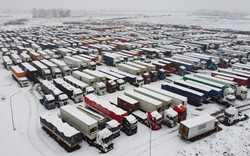 Hình ảnh bão tuyết khiến gần 3.000 xe tải không thể thông quan