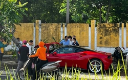 Ai chịu trách nhiệm đền bù trong vụ siêu xe Ferrari 488 đâm vào gốc cây?