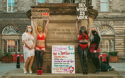 Scotland: Ngỡ ngàng với luật lệ yêu cầu vũ công thoát y không được cởi đồ