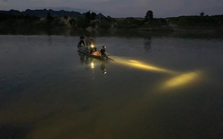 Huy động lực lượng tìm kiếm 2 bé trai nghi đuối nước trên sông Con, Nghệ An