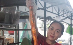Thành phố Hồ Chí Minh: Du khách tò mò với loại bánh dài cả mét