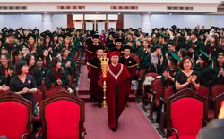 Một trường đại học ở Hà Nội tổ chức lễ trao bằng tốt nghiệp theo phong cách rất "lạ"