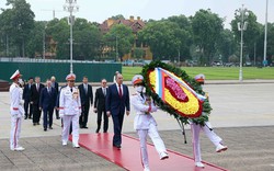 Sáng nay Ngoại trưởng Nga Sergey Lavrov đặt vòng hoa và viếng Chủ tịch Hồ Chí Minh