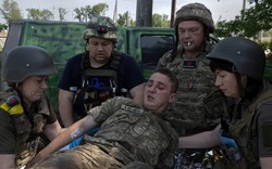Binh sĩ Ukraine ở tiền tuyến đứng giữa ranh giới của sự sống và cái chết