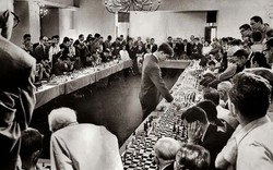 Bobby Fischer: Kẻ lập dị, một mình thi đấu cờ vua với 50 đối thủ cùng lúc