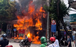 Hà Nội: Đám cháy thiêu rụi hoàn toàn cửa hàng điện thoại trên đường Hồ Tùng Mậu