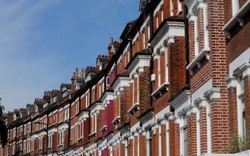 Giá nhà ở Anh giảm lần đầu tiên kể từ tháng 6/2021