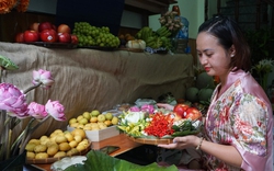 Mưa bão, người dân Hà Nội cúng rằm tháng 7 hướng về cổ xưa với mẹt hoa quả, đơn giản, tiết kiệm