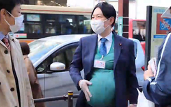 Nam Bộ trưởng Nhật Bản thử mang 'bụng bầu' vượt mặt để hiểu gánh nặng mang thai của phụ nữ