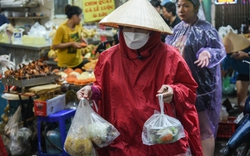 Người Hà Nội đội mưa sắm gà, xôi... cho Rằm tháng 7 tại "chợ nhà giàu"