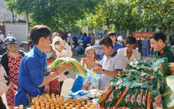 Hàng trăm người dân ở TP.Thủ Đức mang rác thải tái chế đến phường đổi quà, bảo vệ môi trường