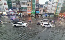 TP.HCM: Nhiều người chôn chân ngoài đường sau cơn mưa như trút nước, kéo dài hơn 3 giờ 