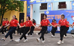 Sau 3 kỳ học online, sinh viên tưng bừng nhảy Flashmob trong lễ tựu trường 