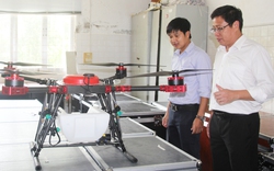 Viện Lúa ĐBSCL hỗ trợ người dân tiếp cận với máy bay không người lái phục vụ nông nghiệp