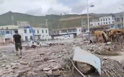 Trung Quốc: Lở đất làm chệch dòng chảy của sông gây lũ quét, 16 người chết