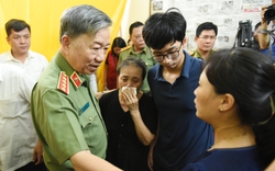 Bộ trưởng Tô Lâm và Chủ tịch Hà Nội Trần Sỹ Thanh thăm, động viên gia đình 3 chiến sỹ PCCC hy sinh
