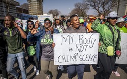Sốc: Hơn 80 'yêu râu xanh' hầu tòa vì cưỡng hiếp tập thể 8 phụ nữ ở Nam Phi