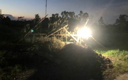 Ninh Bình: Người dân thắp đèn, đổ đất, dựng hàng rào phản đối trại lợn gây ô nhiễm môi trường