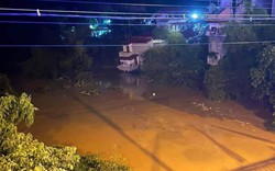 Lạng Sơn: Cận cảnh hai ngôi nhà bị sạt lở xuống sông trong đêm