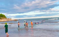 Nghệ An: 4 học sinh tắm biển, 2 em bị sóng cuốn mất tích