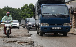 Bị "lãng quên" bảo trì, đường liên xã tại Hà Nội lún ngang dọc, nứt toác kéo dài