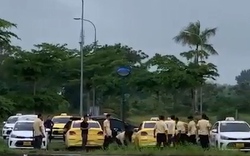 Clip NÓNG 24h: Bị đánh "hội đồng", tài xế taxi ôm đầu chịu trận